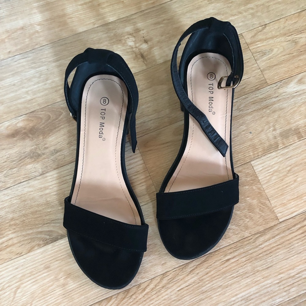 Strappy sandel with small block heel